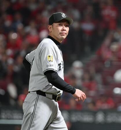 　４回、投手交代を告げ、ベンチに戻る阿部監督