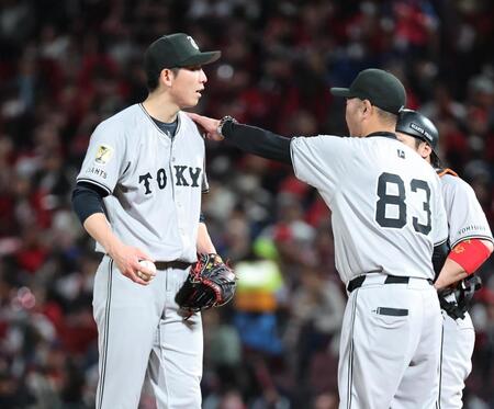 　４回、阿部監督（右）から交代を告げられる先発戸郷