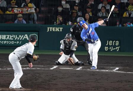 　６回、空振り三振に倒れる細川（投手は及川、捕手は坂本）＝撮影・中田匡峻