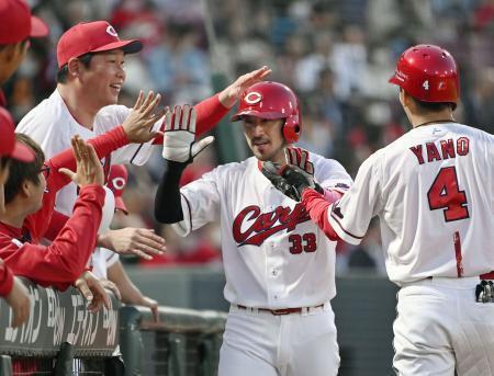 　２回、会沢の適時打で生還し、新井監督（左）らに迎えられる広島・菊池＝マツダ