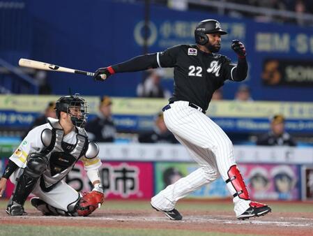 　９回、右前に同点適時打を放つポランコ（撮影・金田祐二）