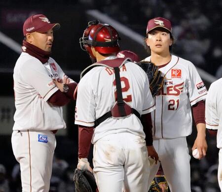 　６回途中、降板を告げられる早川（右）。左は三木監督