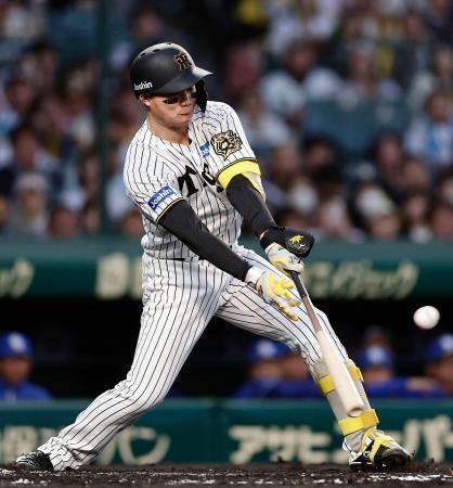 　１回阪神１死二、三塁、森下が二塁へ同点の内野安打を放つ＝甲子園