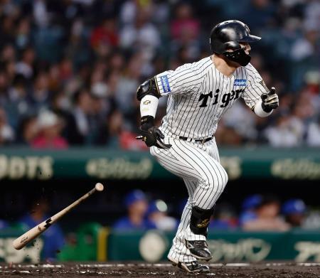 　１回阪神１死一、二塁、前川が左翼線に２点二塁打を放つ＝甲子園