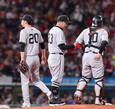 　４回、阿部監督から交代を告げられ、ベンチに帰る戸郷（撮影・市尻達拡）