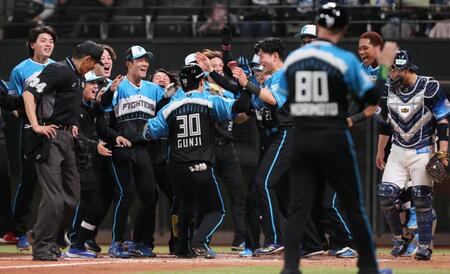 　１２回、サヨナラ２ランを放ち、ナインから手荒く祝福される郡司（中央）＝撮影・中島達哉