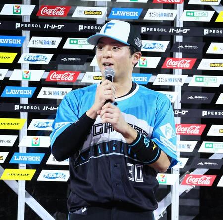 　ヒーローインタビューで喜びを語る郡司（撮影・中島達哉）