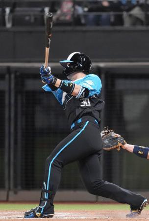 　１２回日本ハム２死二塁、代打郡司が右越えにサヨナラ２ランを放つ＝エスコンフィールド