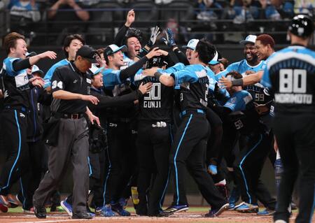 　１２回、サヨナラ２ランを放ち、ナインから手荒く祝福される郡司（中央）＝撮影・中島達哉