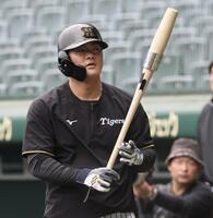 　魚雷バットを手にする前川＝１０日