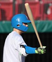 　“魚雷バット”を手にする清宮幸＝９日