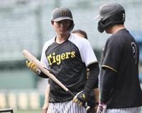 　魚雷バットを手に大山と話をする森下（撮影・田中太一）