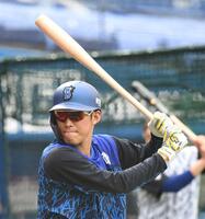 　魚雷バットでティー打撃をする京田（撮影・佐藤厚）