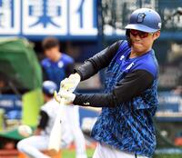 　魚雷バットで試し打ちする京田（撮影・佐藤厚）