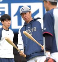 　魚雷バットを手に持つ高津監督（撮影・佐藤厚）