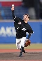 　ファーストピッチセレモニーを務める戸崎圭太騎手（撮影・金田祐二）
