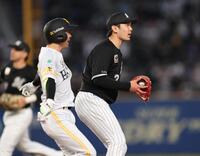 　１回、川瀬を一ゴロにしとめる石川柊（撮影・金田祐二）