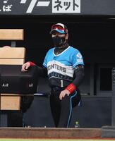 　試合前、グラウンドに姿を見せる新庄監督（撮影・中島達哉）