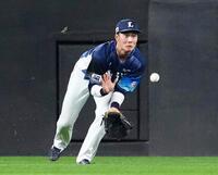 　３回、水野の打球を好捕する右翼手・長谷川