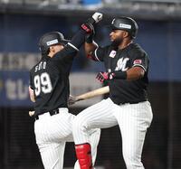 　６回、右越えソロを放ち、佐藤と喜ぶポランコ（撮影・金田祐二）