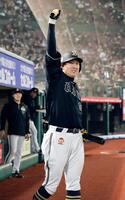 　６回、本塁打を放ちポーズをとる杉本