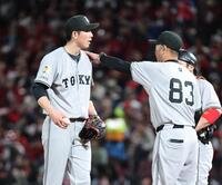 　４回、阿部監督（右）から交代を告げられる先発戸郷