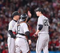 　４回、戸郷に交代を告げる阿部監督（撮影・市尻達拡）