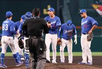 　１回、ピンチを迎えた高橋宏（中央）のもとに集まる中日ナイン（撮影・北村雅宏）