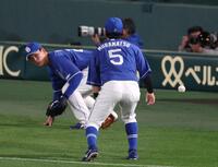 　３回、木浪の邪飛を譲り合う三塁手の石川昂（奥）と遊撃手の村松（撮影・中田匡峻）