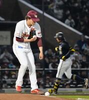 　６回、杉本（奥）に本塁打を浴びた早川