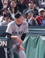 　４回、交代を告げられ、スコアボードを見つめる戸郷（撮影・市尻達拡）
