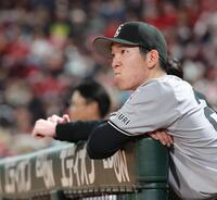 　４回、途中降板し、ベンチでうなだれる戸郷