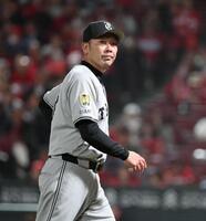 　４回、投手交代を告げ、ベンチに戻る阿部監督