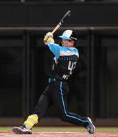 　８回、二塁打を放つ水野（撮影・中島達哉）