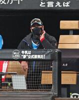 　７回、今井から先制点を奪えず、ベンチで考え込む新庄監督（撮影・中島達哉）