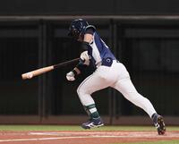 　２回、送りバントした打球に外崎のバットが当たり、ファウルとなる（撮影・中島達哉）