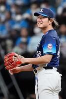 　３回、右翼手・長谷川の好捕に笑顔を見せる今井