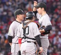 　２回、杉内投手チーフコーチの話を聞く戸郷（撮影・市尻達拡）