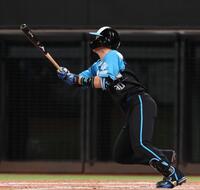 　１２回、サヨナラ２ランを放つ郡司（撮影・中島達哉）