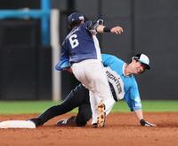 　１２回、二塁盗塁を決める松本剛（野手・源田）＝撮影・中島達哉