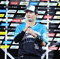 　ヒーローインタビューで喜びを語る郡司（撮影・中島達哉）