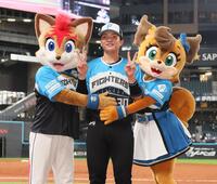 　ピースサインで記念撮影に応じる郡司（撮影・中島達哉）