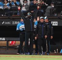 　サヨナラ勝ちし、ガッツポーズでナインを見つめる新庄監督（中央）＝撮影・中島達哉