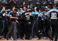 　１２回、サヨナラ２ランを放ち、ナインから手荒く祝福される郡司（中央）＝撮影・中島達哉