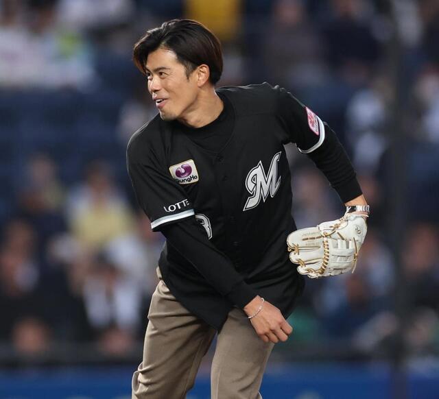 ロッテ・今江敏晃氏が始球式「久しぶりに聞いた応援歌はやっぱり良い