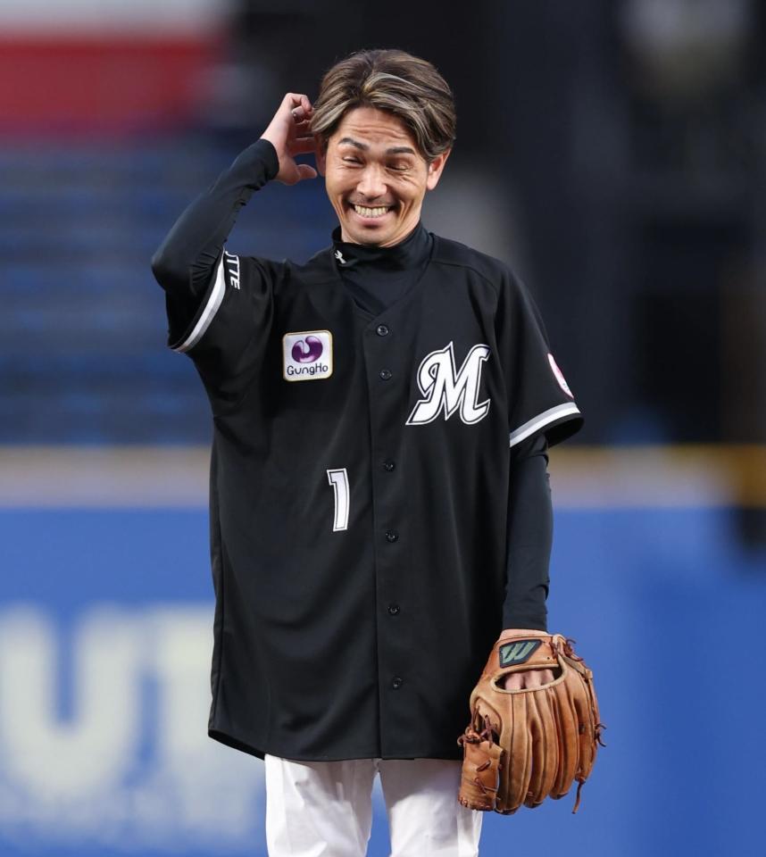 　ファーストピッチセレモニーを務め苦笑いの戸崎圭太騎手（撮影・金田祐二）