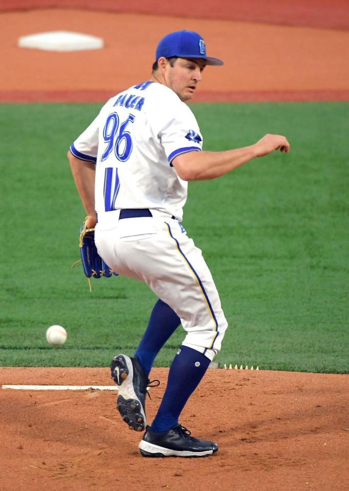 　１回、サンタナのピッチャー返しから身をかわすバウアー（撮影・佐藤厚）