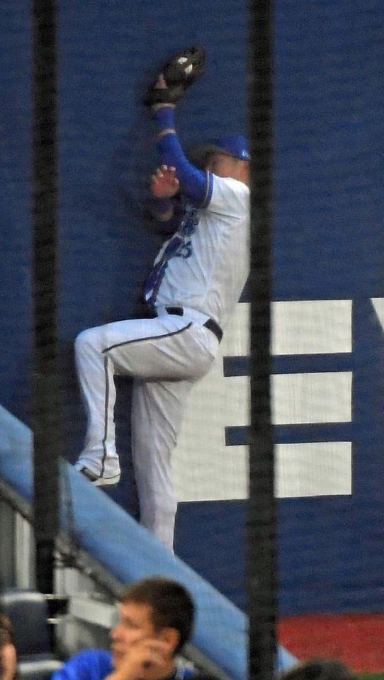 　１回、オスナの大飛球を好捕する筒香（撮影・佐藤厚）