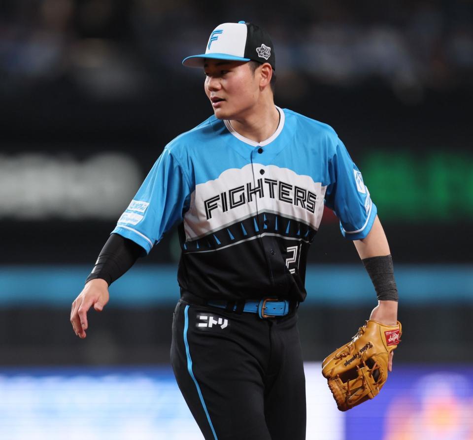 　２回、渡部聖の打球をファンブルした清宮幸（撮影・中島達哉）