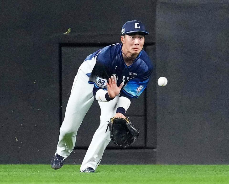 　３回、水野の打球を好捕する右翼手・長谷川